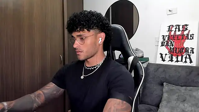 Snapshot of Alessandro_Vanni chatting on October 5, 11:06 pm Alessandro Vanni online show from October 5, 11:06 pm