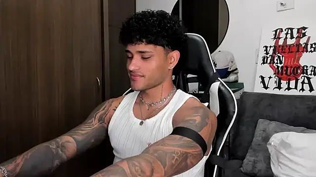 Snapshot of Alessandro_Vanni chatting on September 11, 1:38 am Alessandro Vanni online show from September 11, 1:38 am