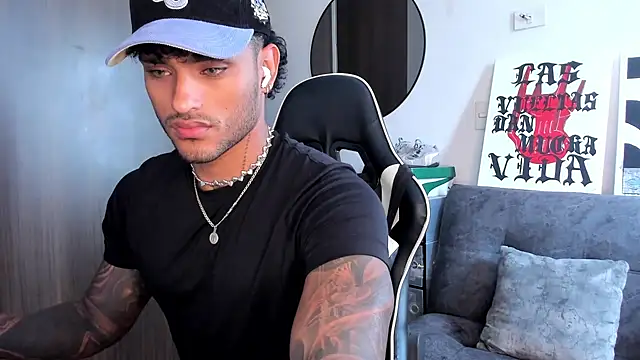 Snapshot of Alessandro_Vanni chatting on October 6, 1:34 pm Alessandro Vanni online show from October 6, 1:34 pm