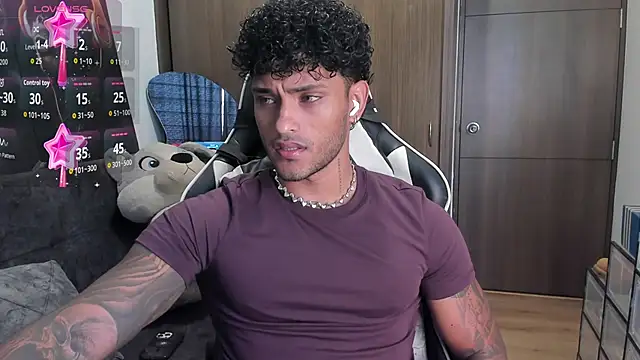 Snapshot of Alessandro_Vanni chatting on November 4, 12:42 pm Alessandro Vanni online show from November 4, 12:42 pm