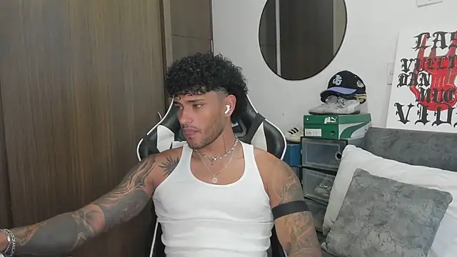 Snapshot of Alessandro_Vanni chatting on September 30, 1:06 pm Alessandro Vanni online show from September 30, 1:06 pm