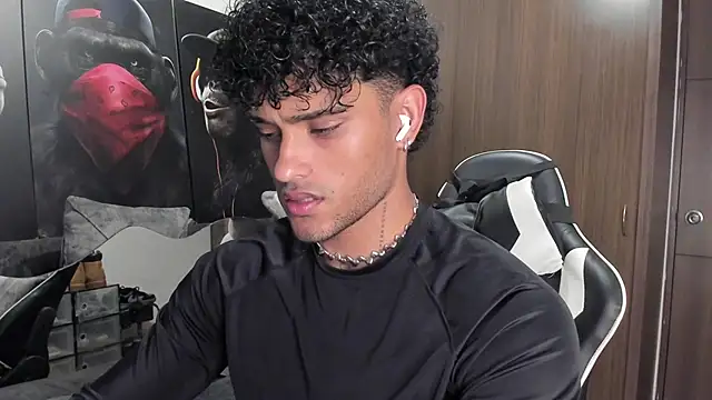 Snapshot of Alessandro_Vanni chatting on November 25, 11:27 pm Alessandro Vanni online show from November 25, 11:27 pm