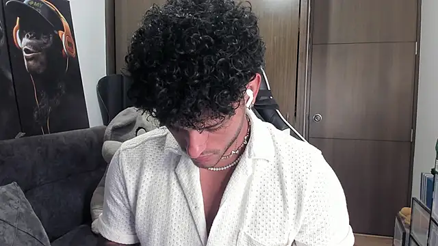 Snapshot of Alessandro_Vanni chatting on November 6, 1:53 am Alessandro Vanni online show from November 6, 1:53 am