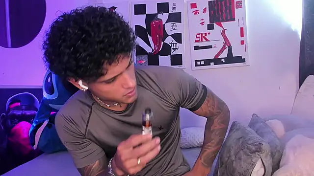Snapshot of Alessandro_Vanni chatting on May 13, 2:13 pm Alessandro Vanni online show from May 13, 2:13 pm