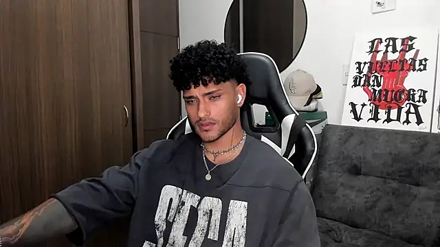 Snapshot of Alessandro_Vanni chatting on September 29, 2:07 am Alessandro Vanni online show from September 29, 2:07 am