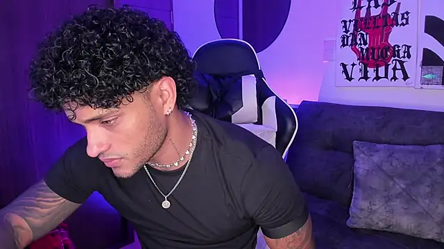 Snapshot of Alessandro_Vanni chatting on April 24, 2:24 am Alessandro Vanni online show from April 24, 2:24 am