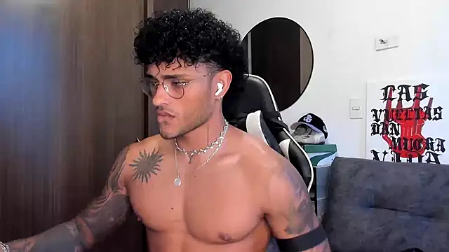 Snapshot of Alessandro_Vanni chatting on October 8, 9:37 pm Alessandro Vanni online show from October 8, 9:37 pm