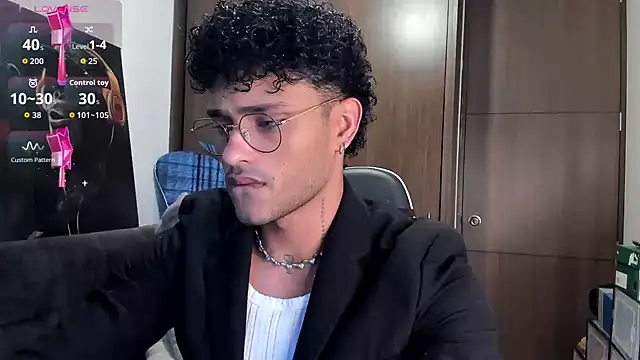 Snapshot of Alessandro_Vanni chatting on October 28, 8:41 pm Alessandro Vanni online show from October 28, 8:41 pm