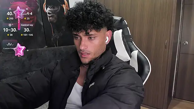 Snapshot of Alessandro_Vanni chatting on November 12, 10:46 pm Alessandro Vanni online show from November 12, 10:46 pm