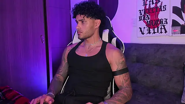 Snapshot of Alessandro_Vanni chatting on April 29, 3:21 am Alessandro Vanni online show from April 29, 3:21 am