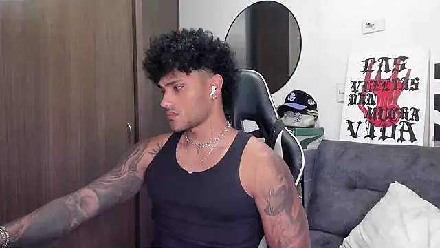 Snapshot of Alessandro_Vanni chatting on October 3, 11:06 pm Alessandro Vanni online show from October 3, 11:06 pm