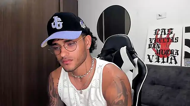 Snapshot of Alessandro_Vanni chatting on October 10, 1:17 am Alessandro Vanni online show from October 10, 1:17 am