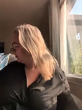 Canadian BBW online show from July 19, 2:25 pm