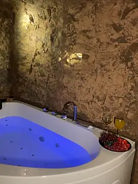 Snapshot of joanaelaa chatting on December 16, 5:22 pm joanaelaa online show from December 16, 5:22 pm