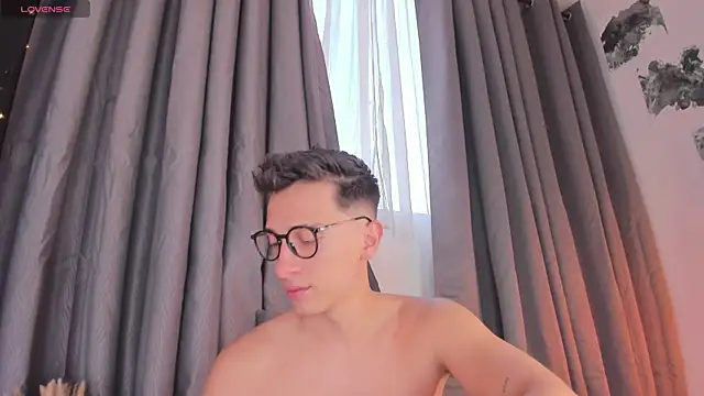 Snapshot of Thiago_jones chatting on November 11, 9:42 pm Thiago jones online show from November 11, 9:42 pm