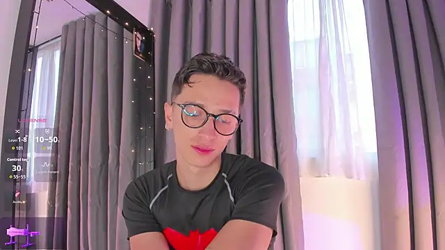 Snapshot of Thiago_jones chatting on November 4, 9:51 pm Thiago jones online show from November 4, 9:51 pm