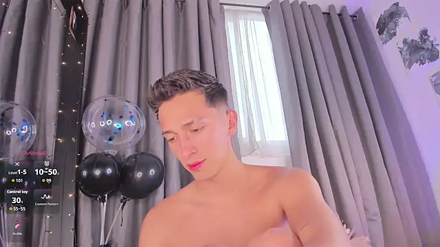 Snapshot of Thiago_jones chatting on November 24, 9:37 pm Thiago jones online show from November 24, 9:37 pm