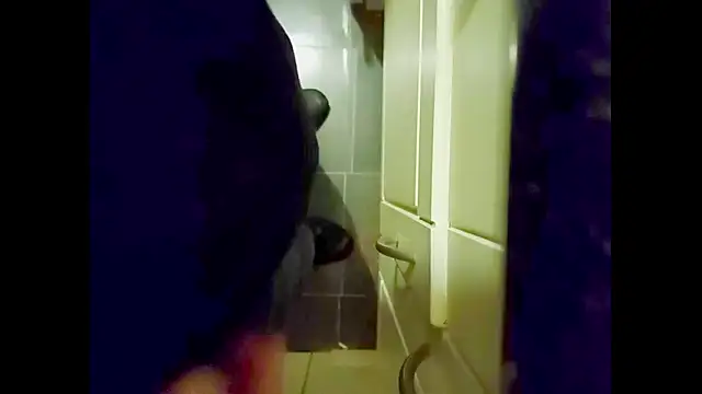 Snapshot of hairyuncut00 chatting on October 28, 5:39 am hairyuncut00 online show from October 28, 5:39 am