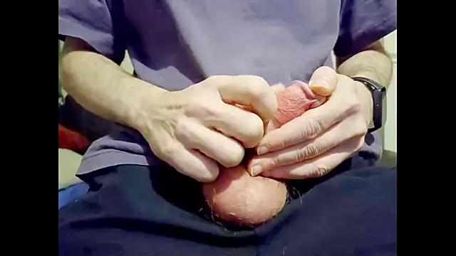 Snapshot of hairyuncut00 chatting on October 22, 12:43 am hairyuncut00 online show from October 22, 12:43 am