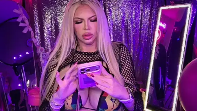 Snapshot of bimbotwerkqueen chatting on June 20, 1:54 am bimbotwerkqueen online show from June 20, 1:54 am