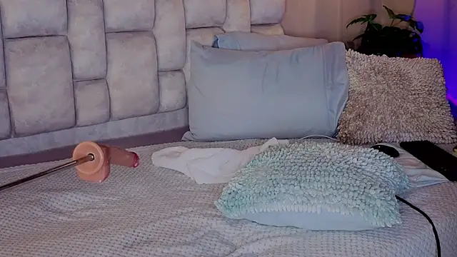 pamela reyes  online show from November 28, 9:15 pm