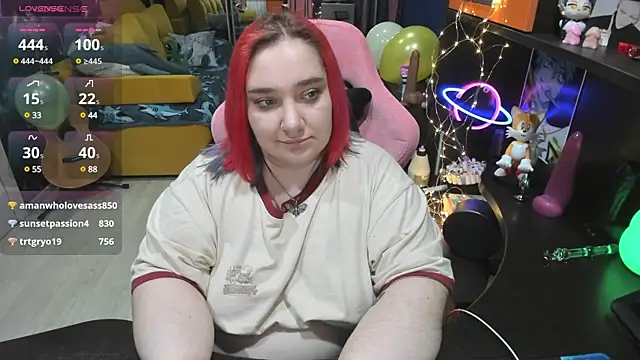 Snapshot of Softie_Sofy chatting on March 8, 9:17 am Softie Sofy online show from March 8, 9:17 am