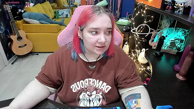 Snapshot of Softie_Sofy chatting on March 18, 3:56 am Softie Sofy online show from March 18, 3:56 am