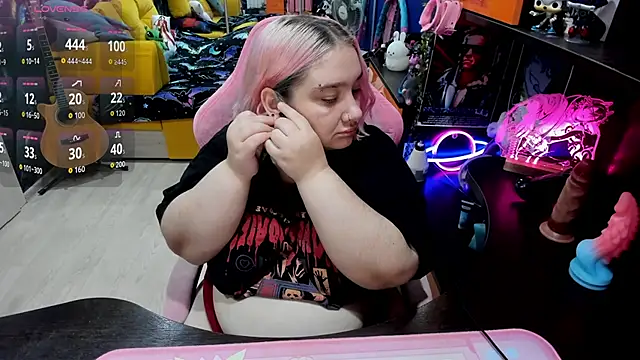 Snapshot of Softie_Sofy chatting on September 24, 3:35 am Softie Sofy online show from September 24, 3:35 am