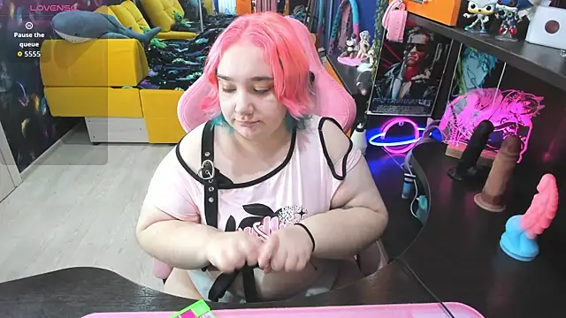 Snapshot of Softie_Sofy chatting on December 3, 2:01 am Softie Sofy online show from December 3, 2:01 am