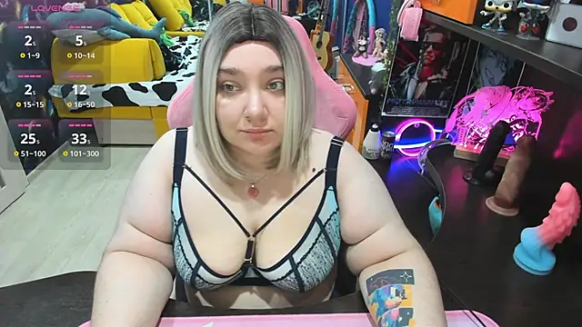 Snapshot of Softie_Sofy chatting on November 18, 2:49 am Softie Sofy online show from November 18, 2:49 am