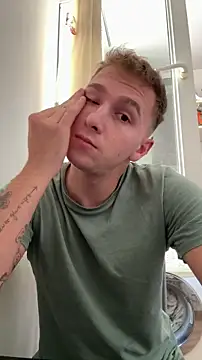 Snapshot of Oliver18k chatting on October 30, 1:09 pm Oliver18k online show from October 30, 1:09 pm