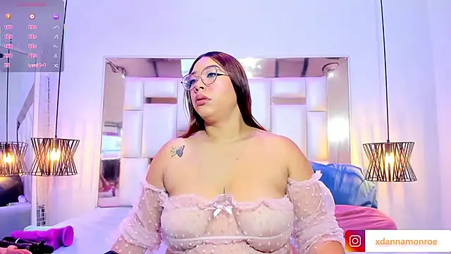 Snapshot of DanniaMonroee chatting on September 23, 2:18 am DanniaMonroee online show from September 23, 2:18 am