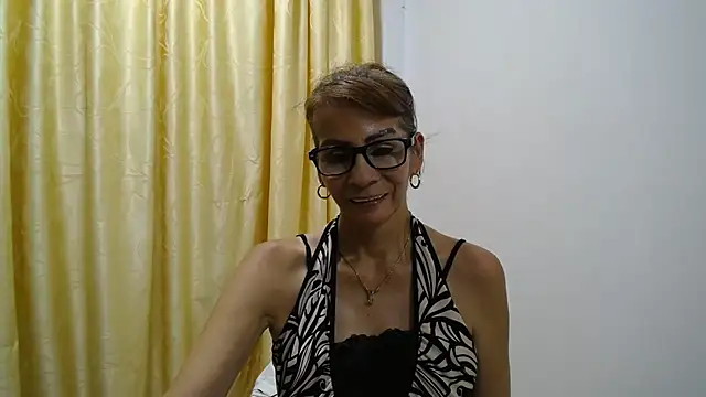 Snapshot of mommysexy16 chatting on October 10, 3:40 am mommysexy16 online show from October 10, 3:40 am