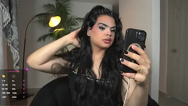 Snapshot of artechloe chatting on May 7, 2:05 am artechloe online show from May 7, 2:05 am