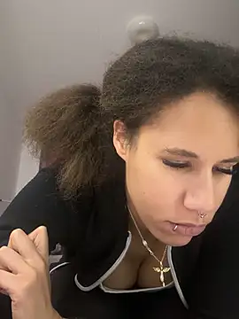 Snapshot of AaliyahHarris chatting on January 29, 6:17 pm AaliyahHarris online show from January 29, 6:17 pm