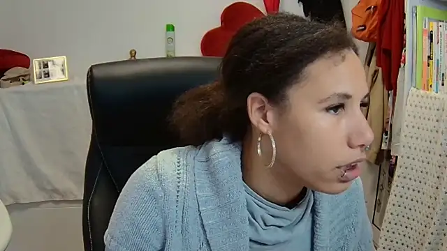 Snapshot of AaliyahHarris chatting on March 18, 4:17 pm AaliyahHarris online show from March 18, 4:17 pm