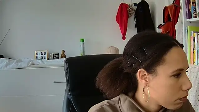 Snapshot of AaliyahHarris chatting on March 20, 12:54 pm AaliyahHarris online show from March 20, 12:54 pm