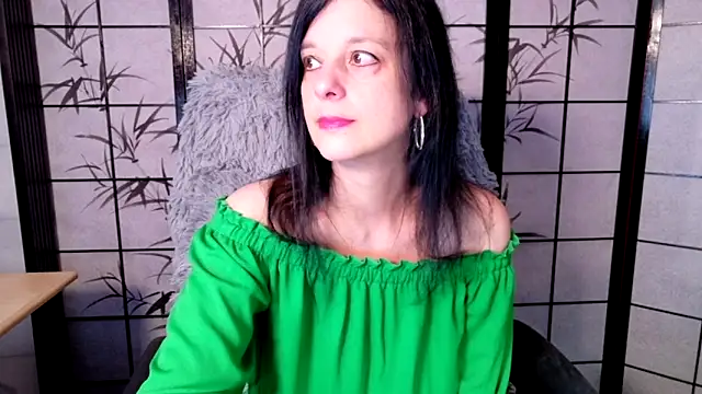 Snapshot of _Sweetlonglips_ chatting on June 7, 8:19 am Sweetlonglips online show from June 7, 8:19 am