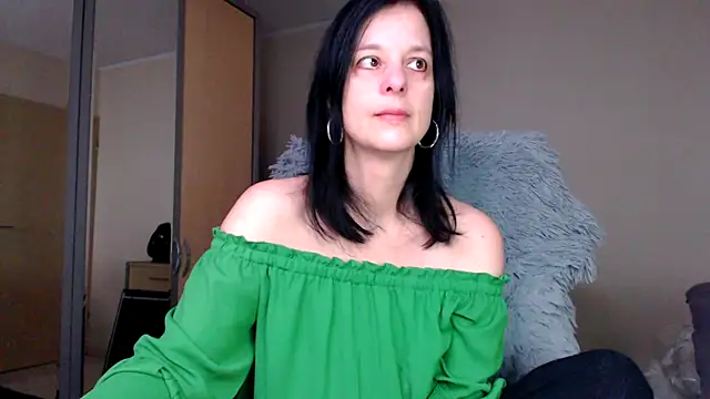 Snapshot of _Sweetlonglips_ chatting on February 6, 9:00 am Sweetlonglips online show from February 6, 9:00 am