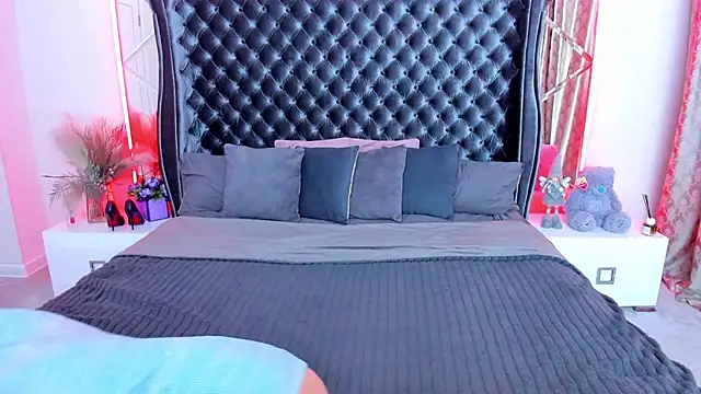 Rebecca Diamond online show from April 19, 5:41 am