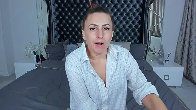 Rebecca Diamond online show from February 1, 6:11 am