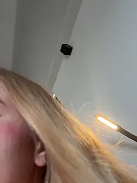 curchez  online show from March 5, 8:05 pm