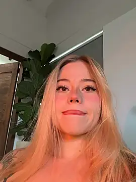 curchez  online show from February 17, 7:55 pm