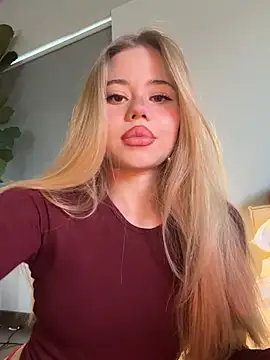 curchez  online show from February 8, 9:45 pm