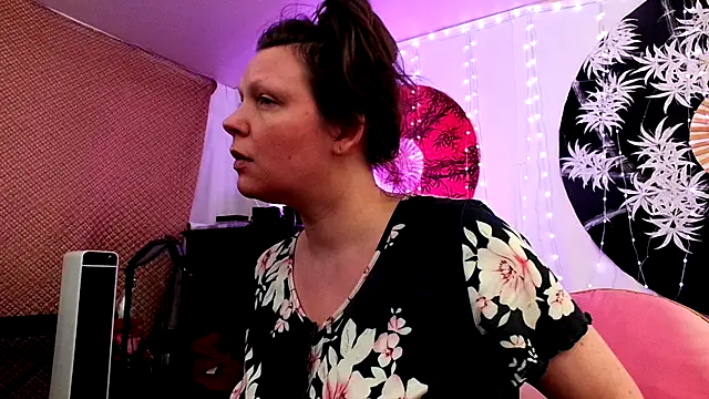 GamerGirlRoxyAndLee online show from July 16, 9:01 pm