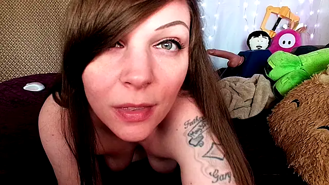 Snapshot of GamerGirlRoxyAndLee chatting on February 15, 10:10 pm GamerGirlRoxyAndLee online show from February 15, 10:10 pm
