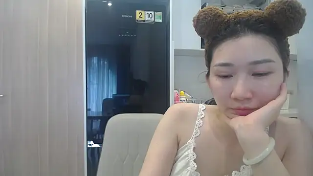 Snapshot of Asiagirll chatting on June 18, 3:38 am Asiagirll online show from June 18, 3:38 am