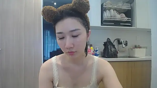 Snapshot of Asiagirll chatting on June 5, 6:52 am Asiagirll online show from June 5, 6:52 am