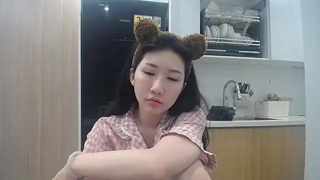 Snapshot of Asiagirll chatting on June 3, 12:39 pm Asiagirll online show from June 3, 12:39 pm