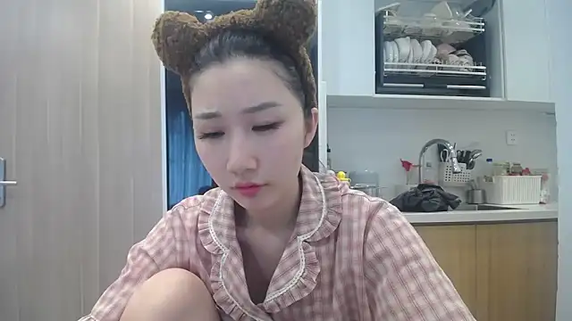 Snapshot of Asiagirll chatting on June 22, 1:11 am Asiagirll online show from June 22, 1:11 am